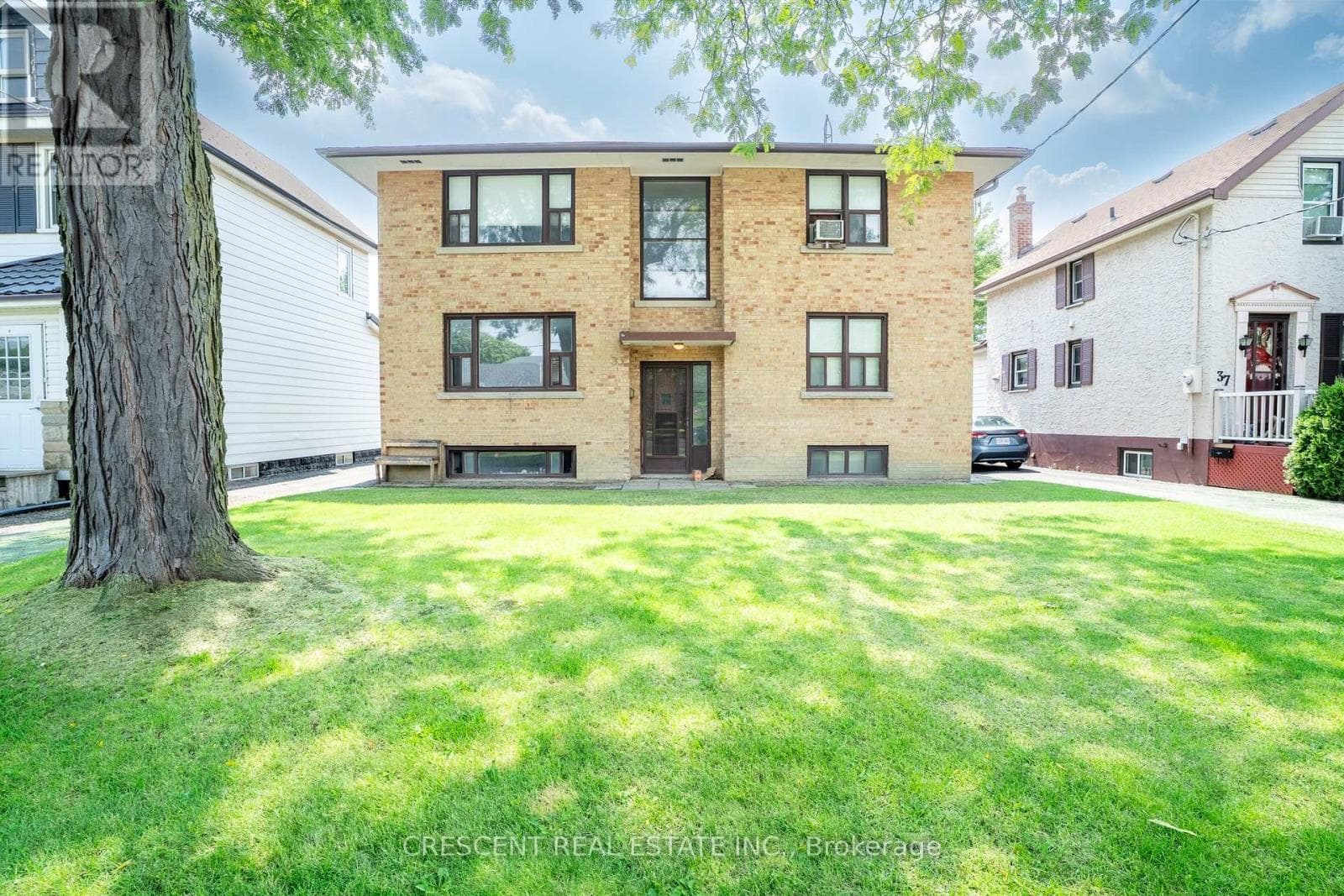 UPPER- 35 Laburnham Avenue