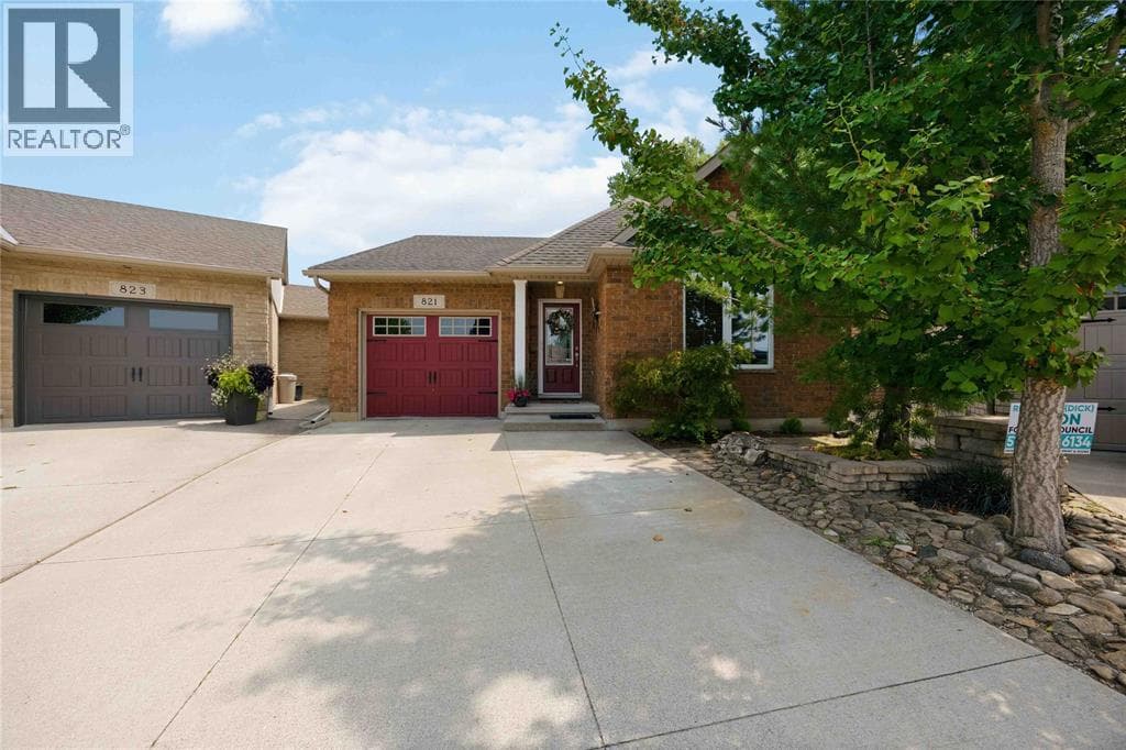 Single Family at 821 Carriage Way, Sarnia, Ontario - Photo 2 - RE/MAX Garden City Realty