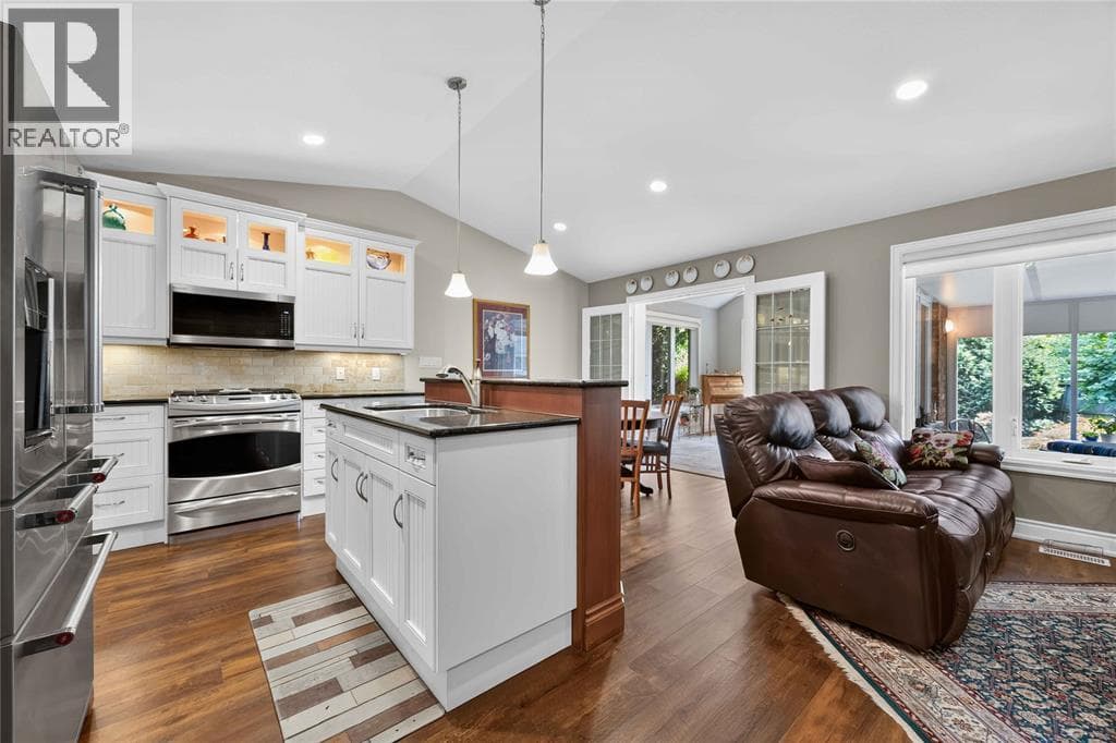 Single Family at 821 Carriage Way, Sarnia, Ontario - Photo 7 - RE/MAX Garden City Realty