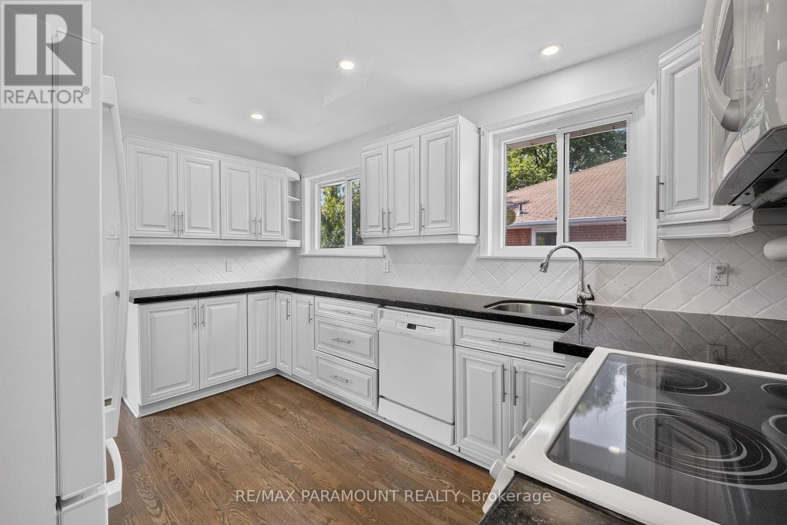Single Family at 63 Argyle Crescent, Brampton (Avondale), Ontario - Photo 10 - RE/MAX Garden City Realty