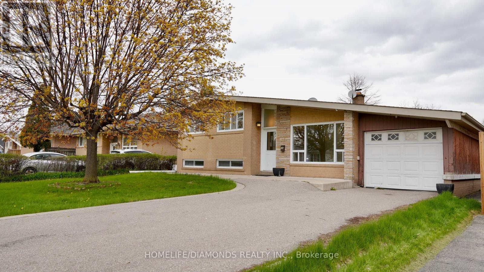 Single Family at 15 ATHLONE Avenue, Brampton (Avondale), Ontario - Photo 2 - RE/MAX Garden City Realty