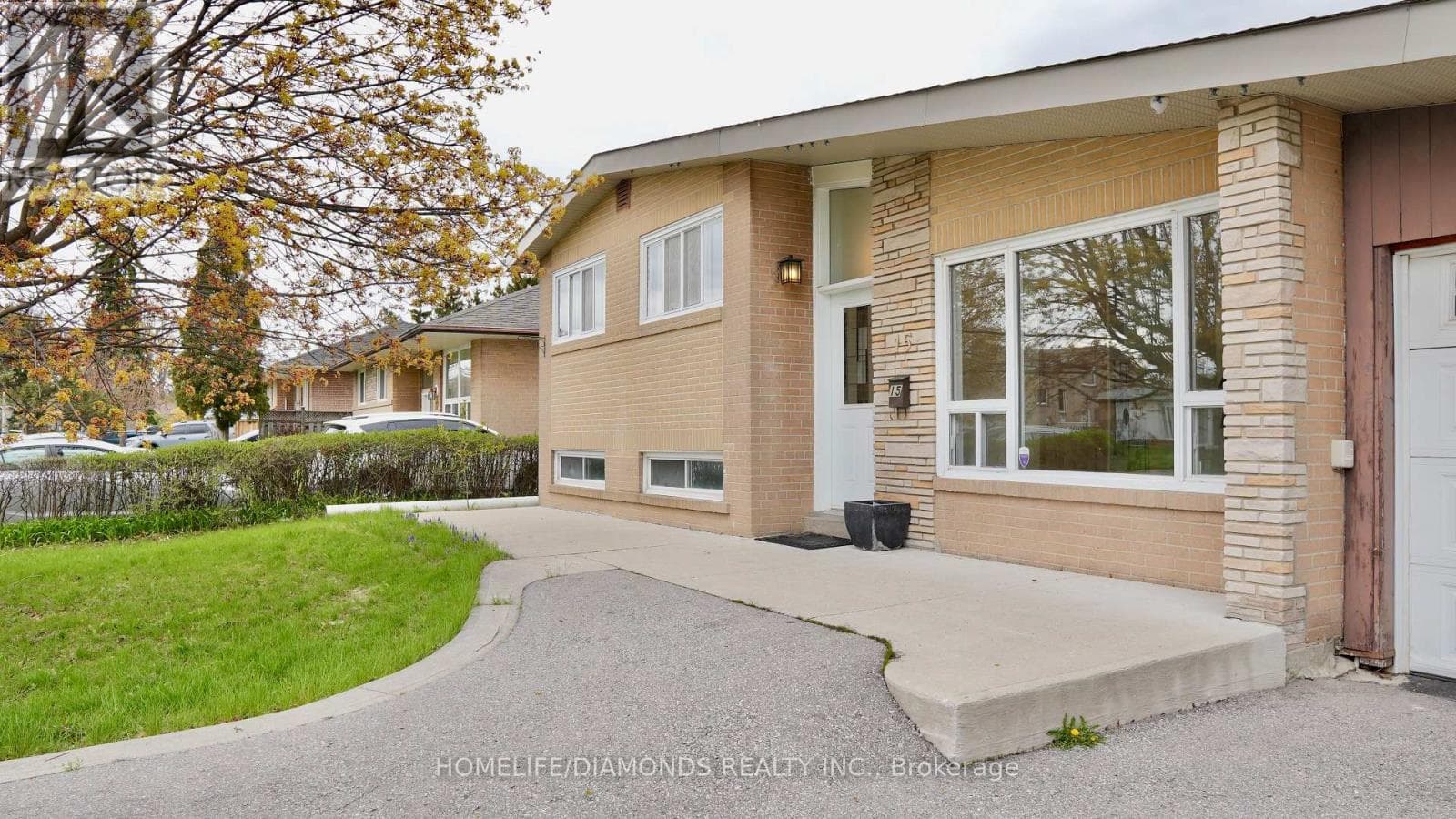 Single Family at 15 ATHLONE Avenue, Brampton (Avondale), Ontario - Photo 3 - RE/MAX Garden City Realty