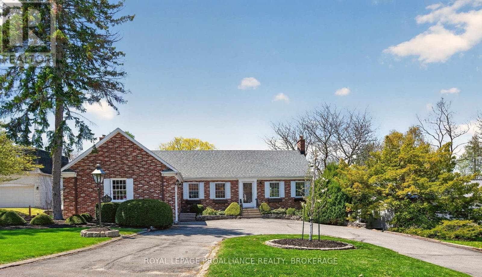 209 Fairway Hill Crescent