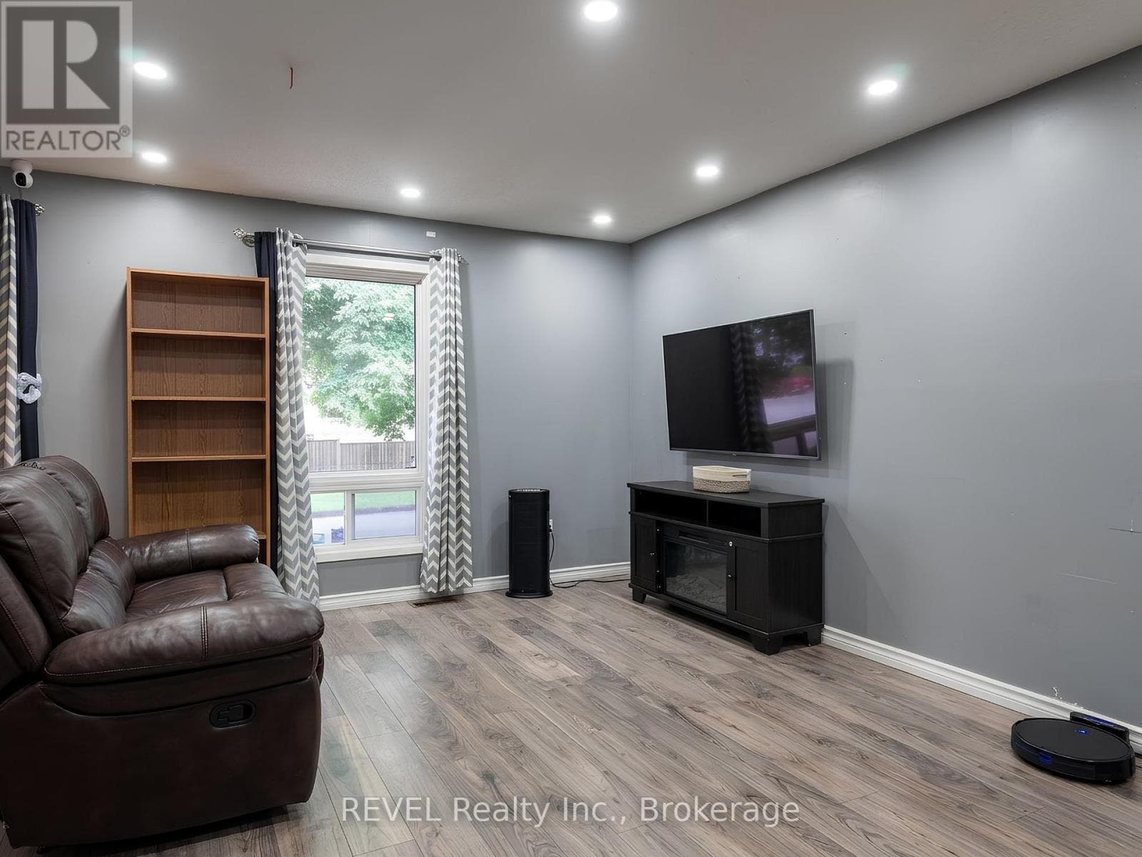 Single Family at Main- 62 Elma Street, St. Catharines (Lakeport), Ontario - Photo 3 - RE/MAX Garden City Realty