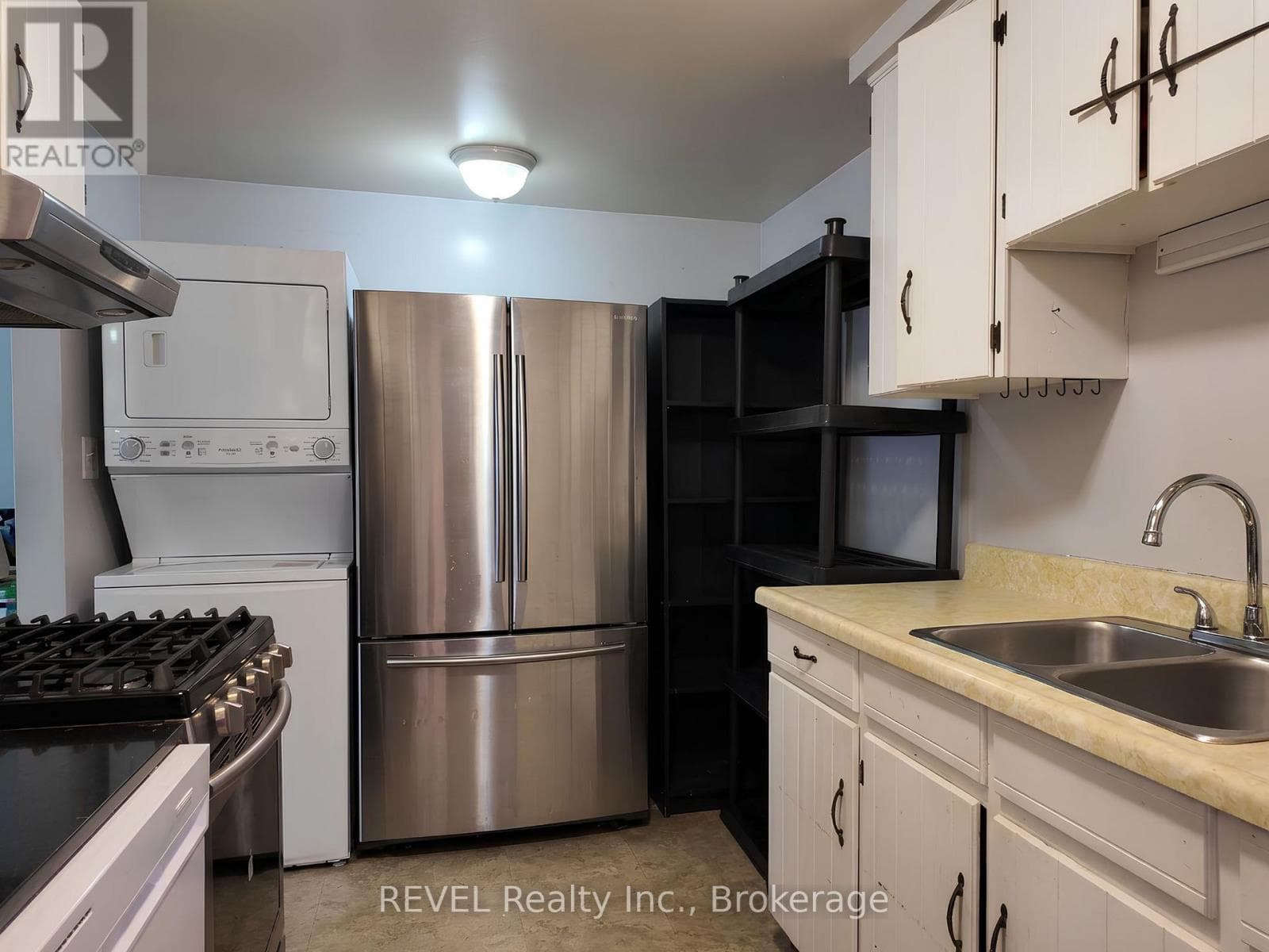 Single Family at Main- 62 Elma Street, St. Catharines (Lakeport), Ontario - Photo 5 - RE/MAX Garden City Realty
