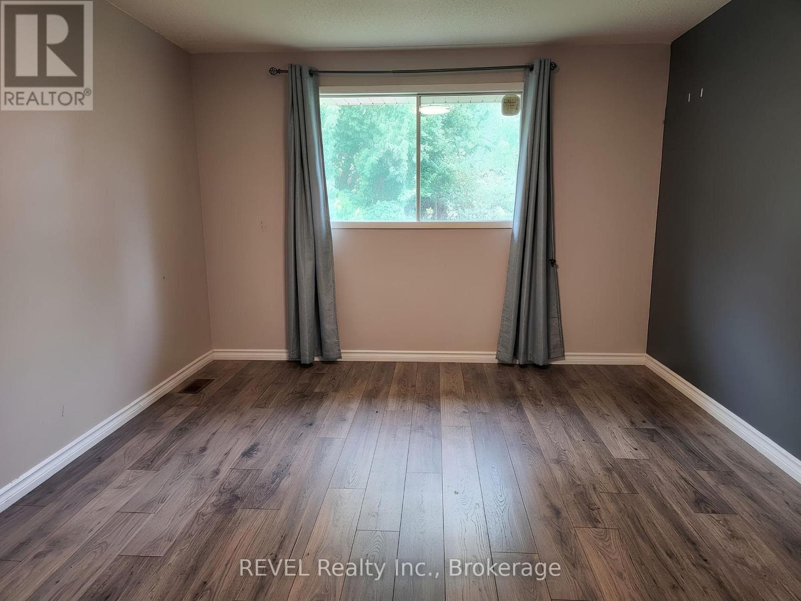 Single Family at Main- 62 Elma Street, St. Catharines (Lakeport), Ontario - Photo 6 - RE/MAX Garden City Realty