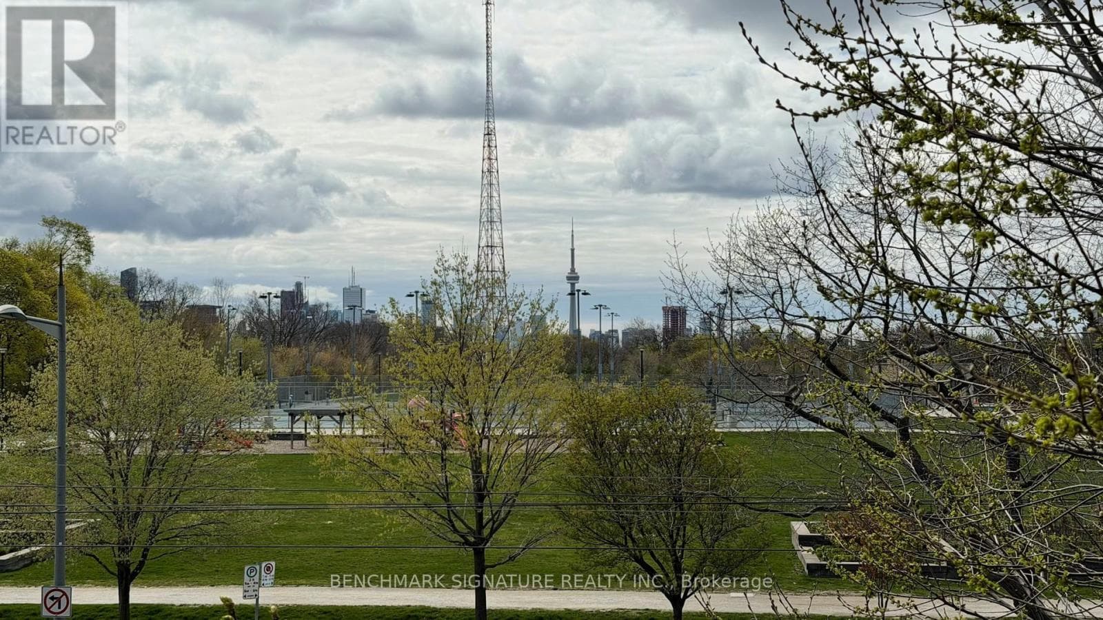 Th106- 6 Parkwood Avenue
