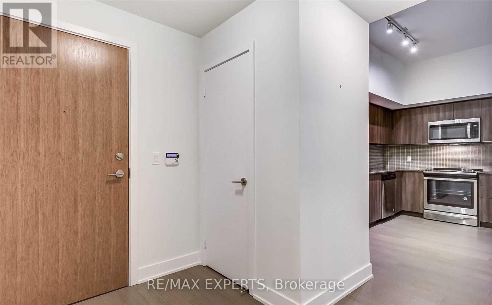 Single Family at 450- 20 Shore Breeze Drive, Toronto (Mimico), Ontario - Photo 7 - RE/MAX Garden City Realty