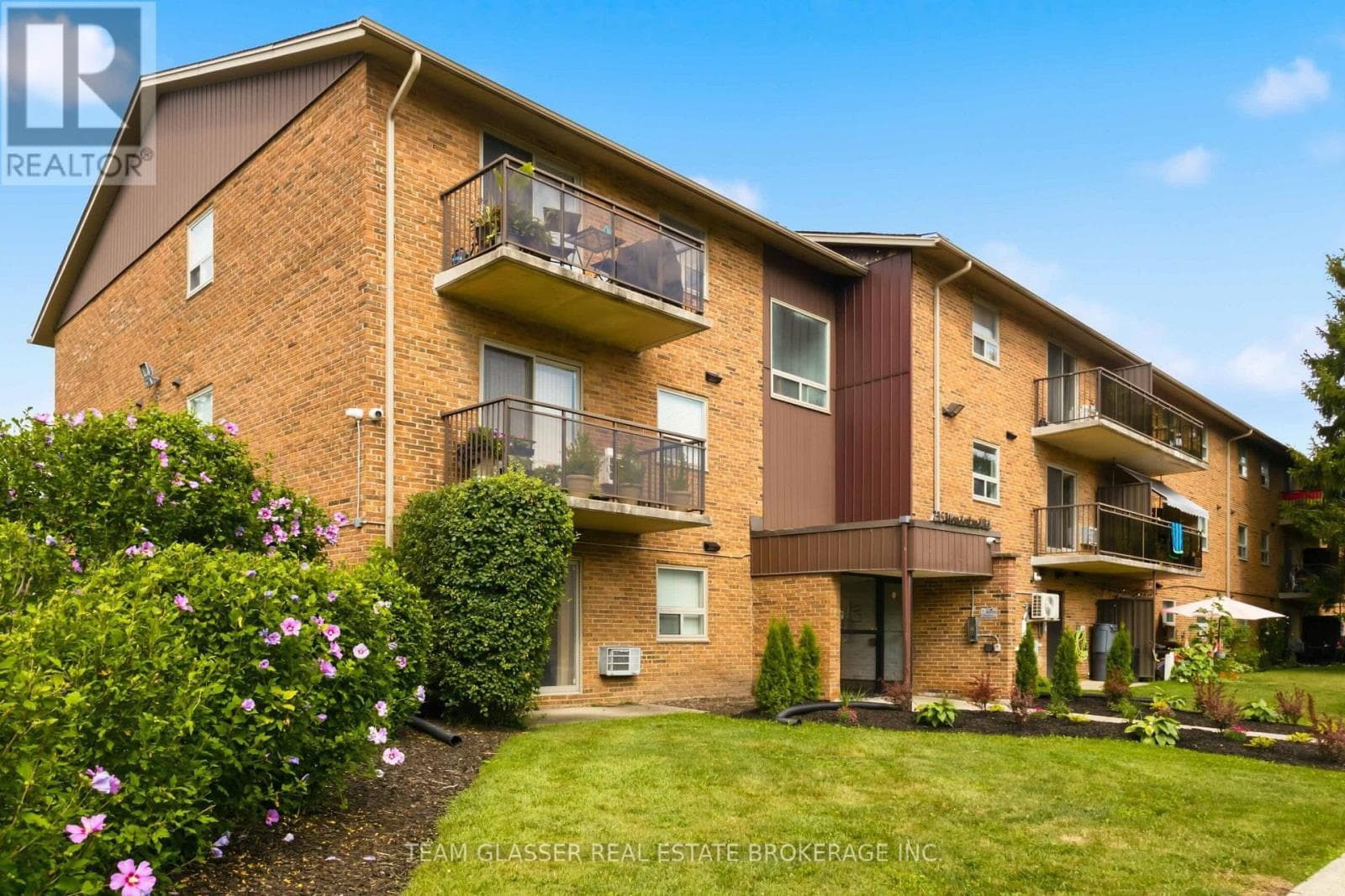 Single Family at 212- 735 Wonderland Road, London South (South M), Ontario - Photo 2 - RE/MAX Garden City Realty