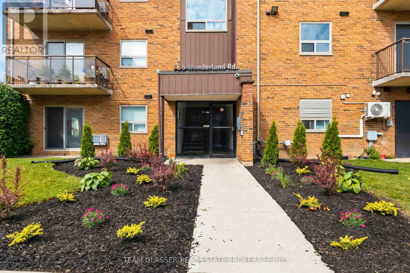 302- 735 Wonderland Road