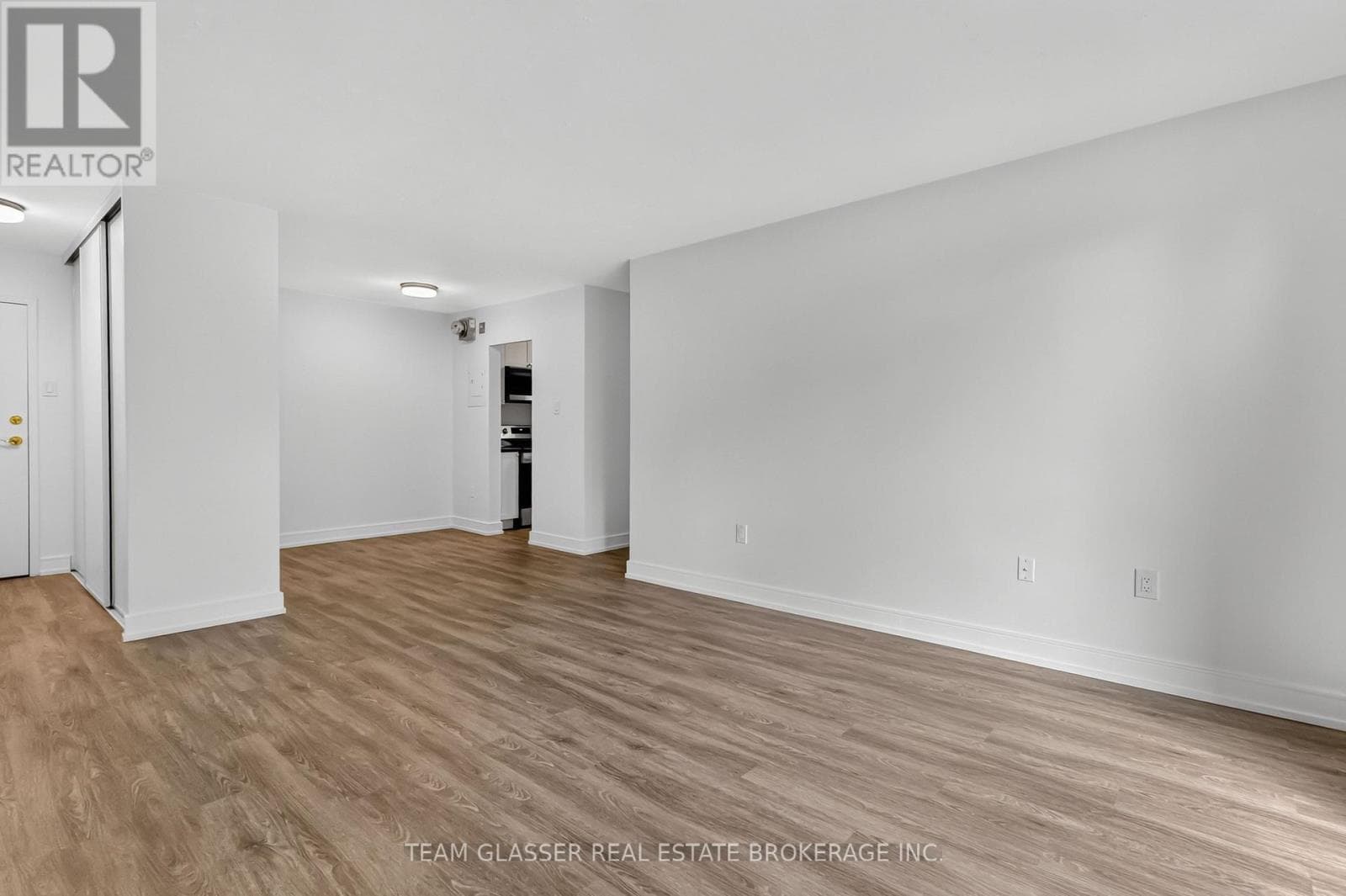 Single Family at 302- 735 Wonderland Road, London South (South M), Ontario - Photo 5 - RE/MAX Garden City Realty