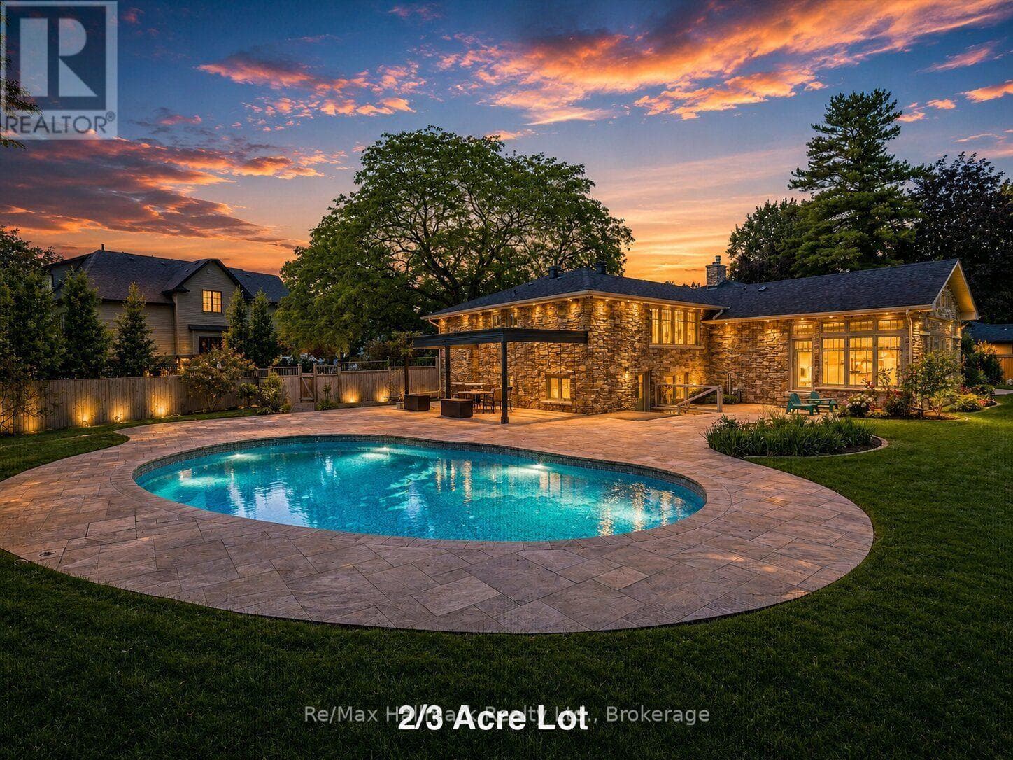 2076 GLENFOREST Crescent