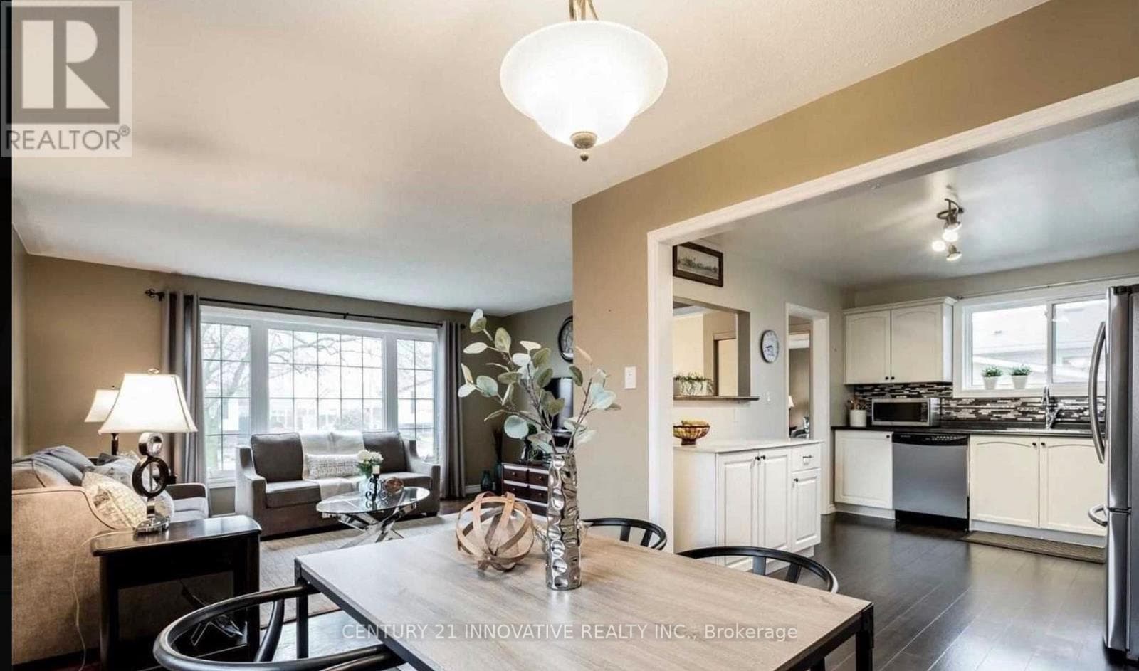 Single Family at 586 Chamberlain Road, Burlington (Shoreacres), Ontario - Photo 3 - RE/MAX Garden City Realty