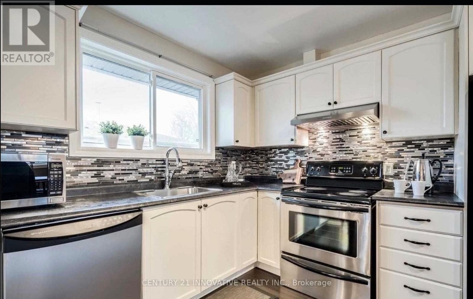Single Family at 586 Chamberlain Road, Burlington (Shoreacres), Ontario - Photo 6 - RE/MAX Garden City Realty