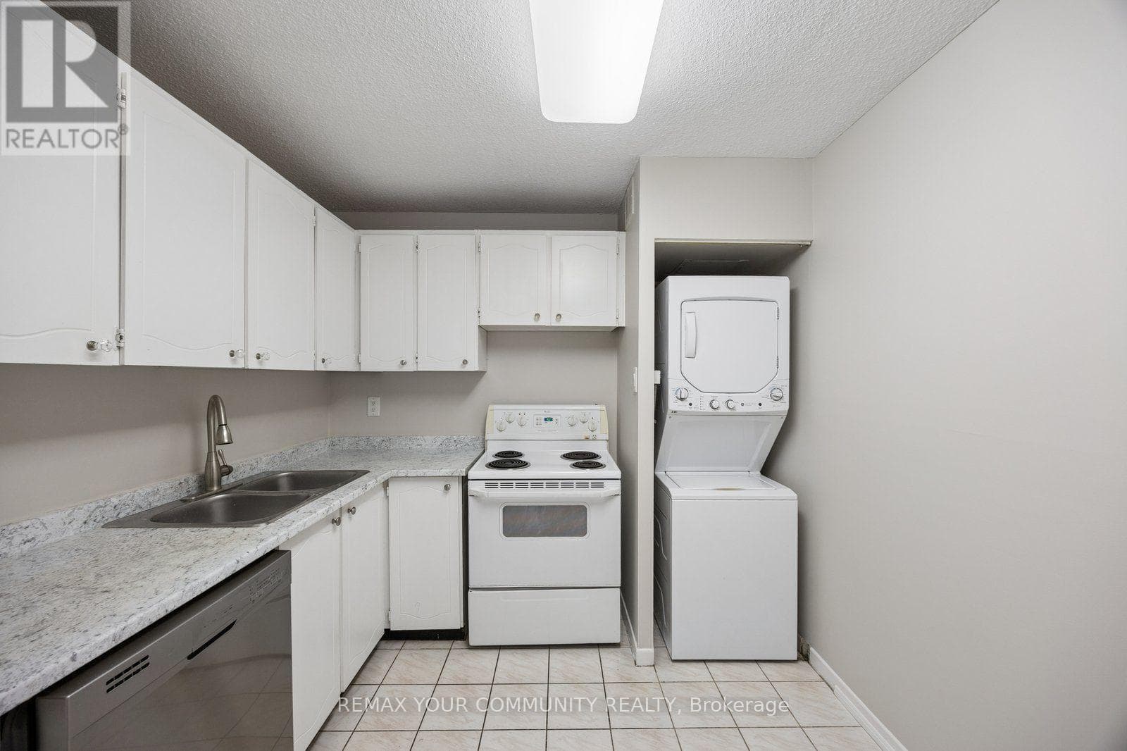 Single Family at 804- 10 Tangreen Court, Toronto (Newtonbrook West), Ontario - Photo 5 - RE/MAX Garden City Realty