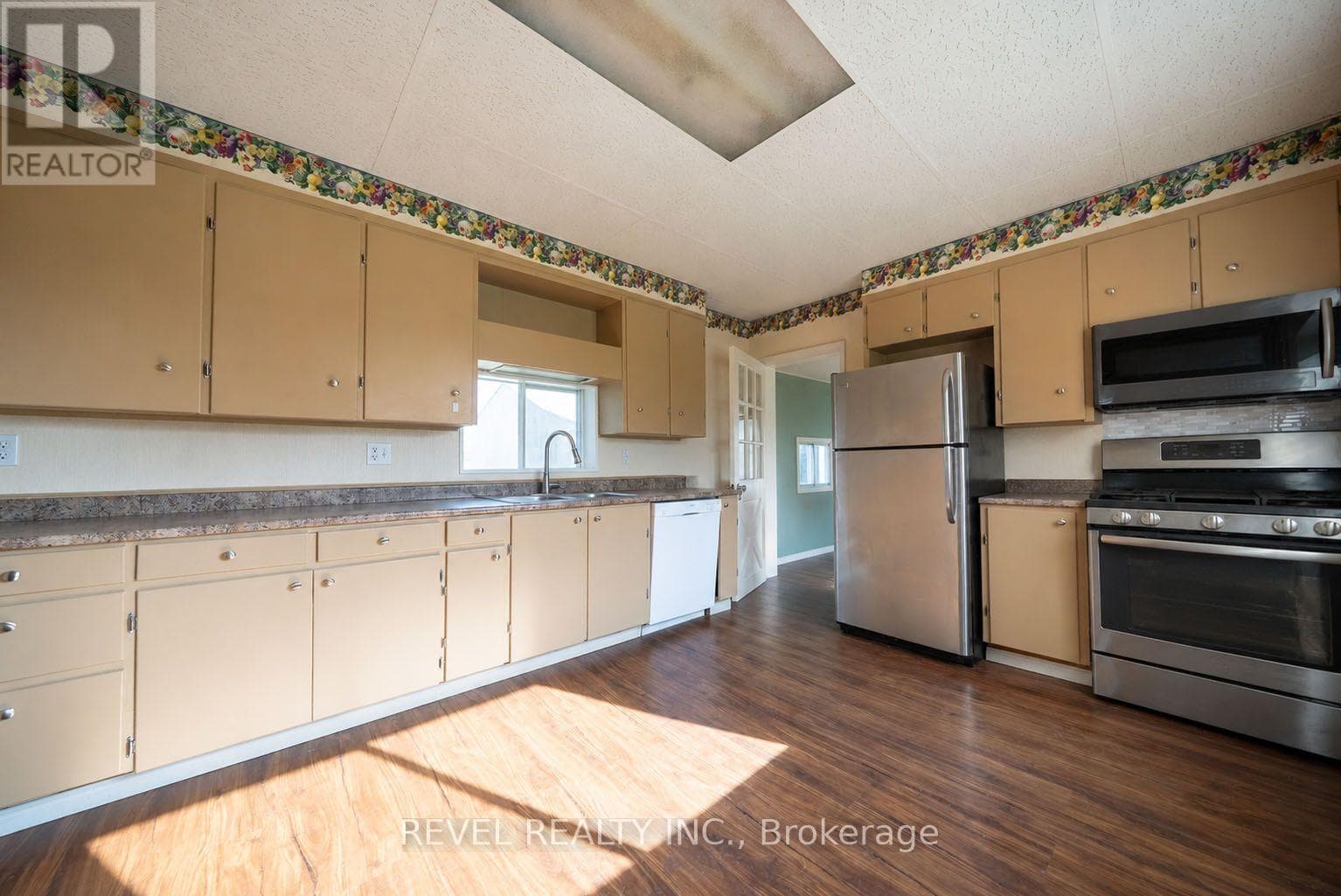 Single Family at 413 Ellis Avenue, Brant (Brantford Twp), Ontario - Photo 9 - RE/MAX Garden City Realty