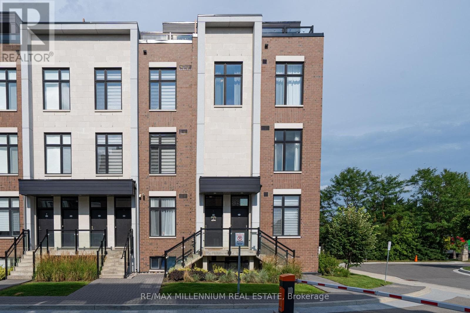U208- 9560 Islington Avenue