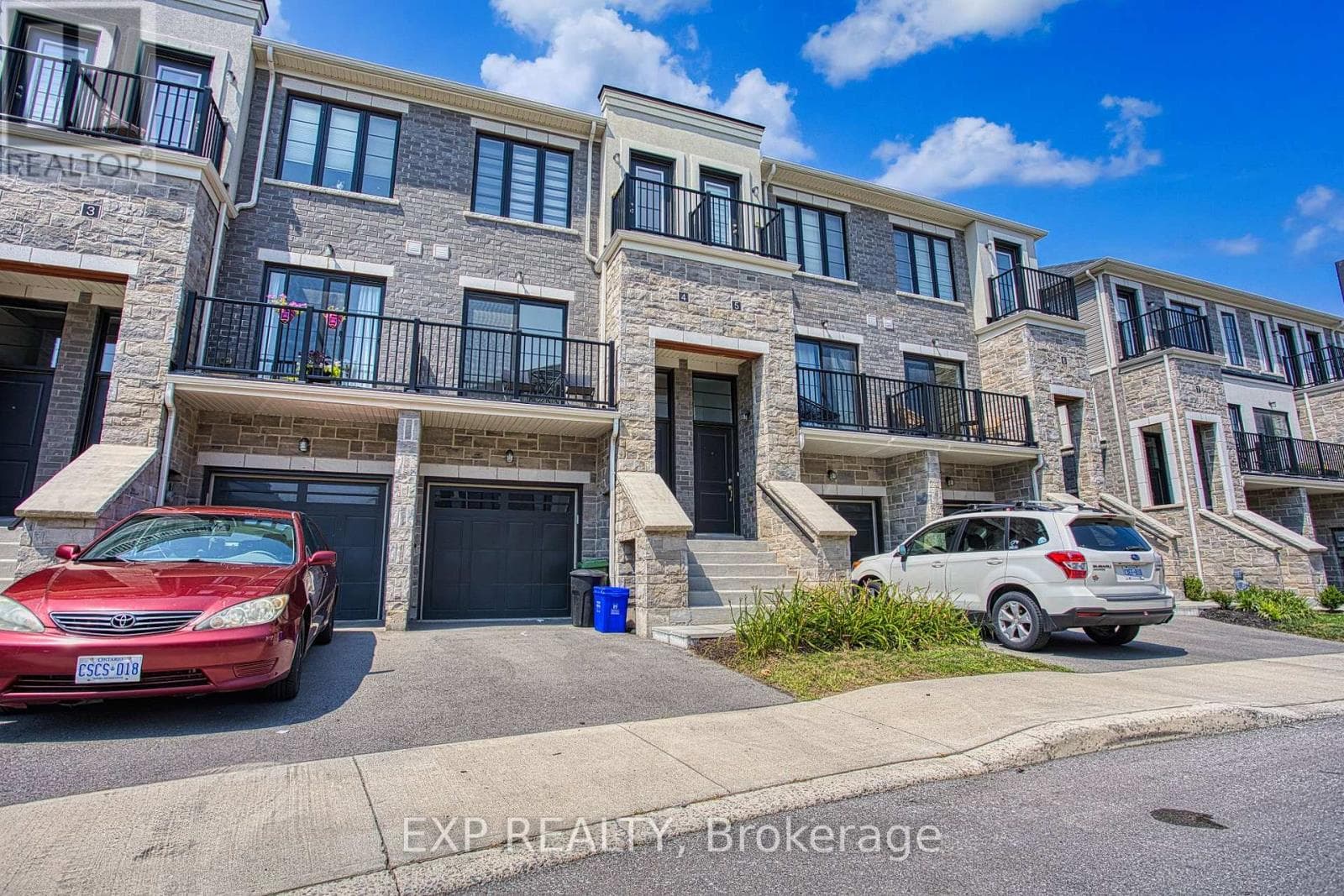 4- 383 Dundas Street