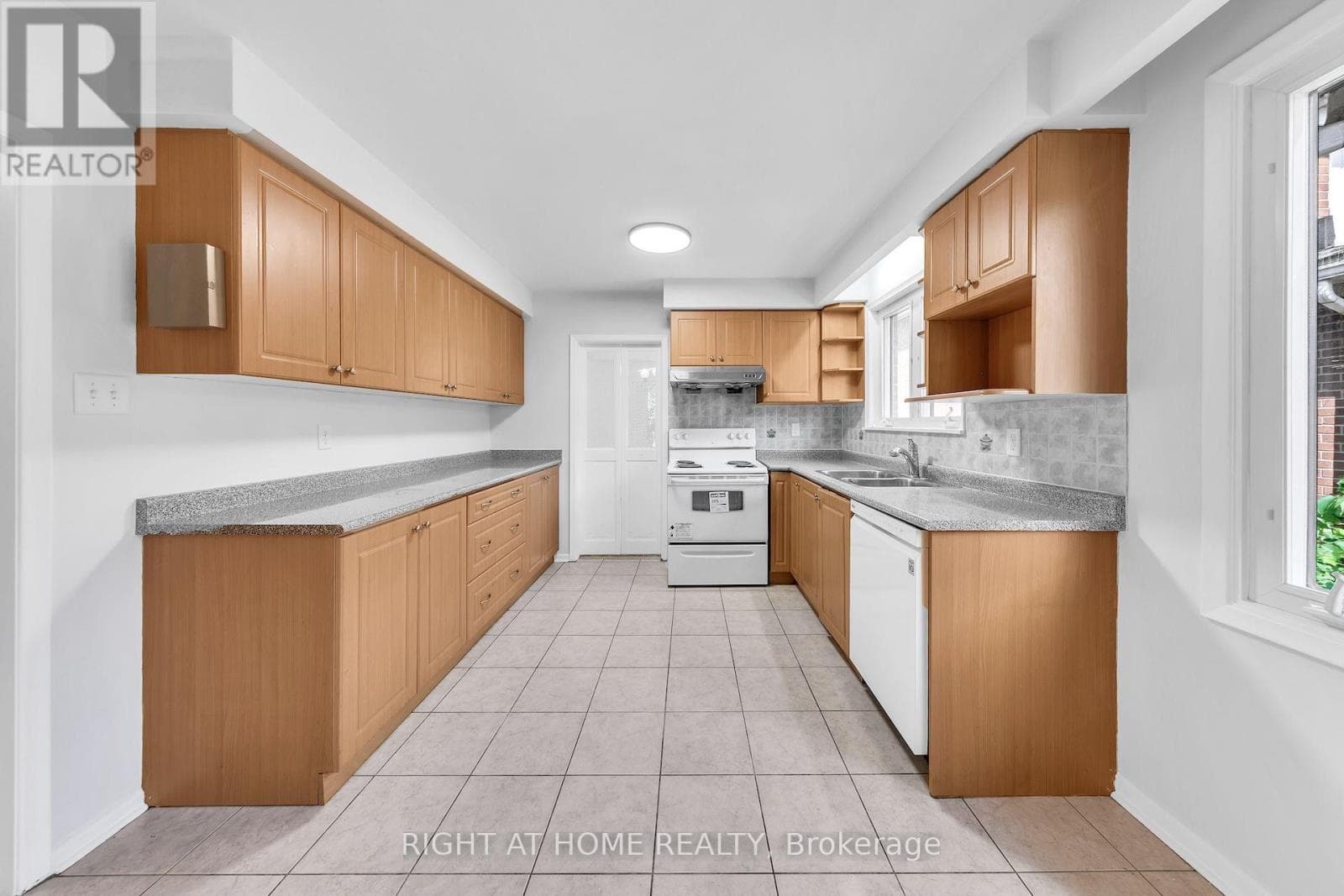 Single Family at 88 Peckham Avenue, Toronto (Newtonbrook West), Ontario - Photo 7 - RE/MAX Garden City Realty