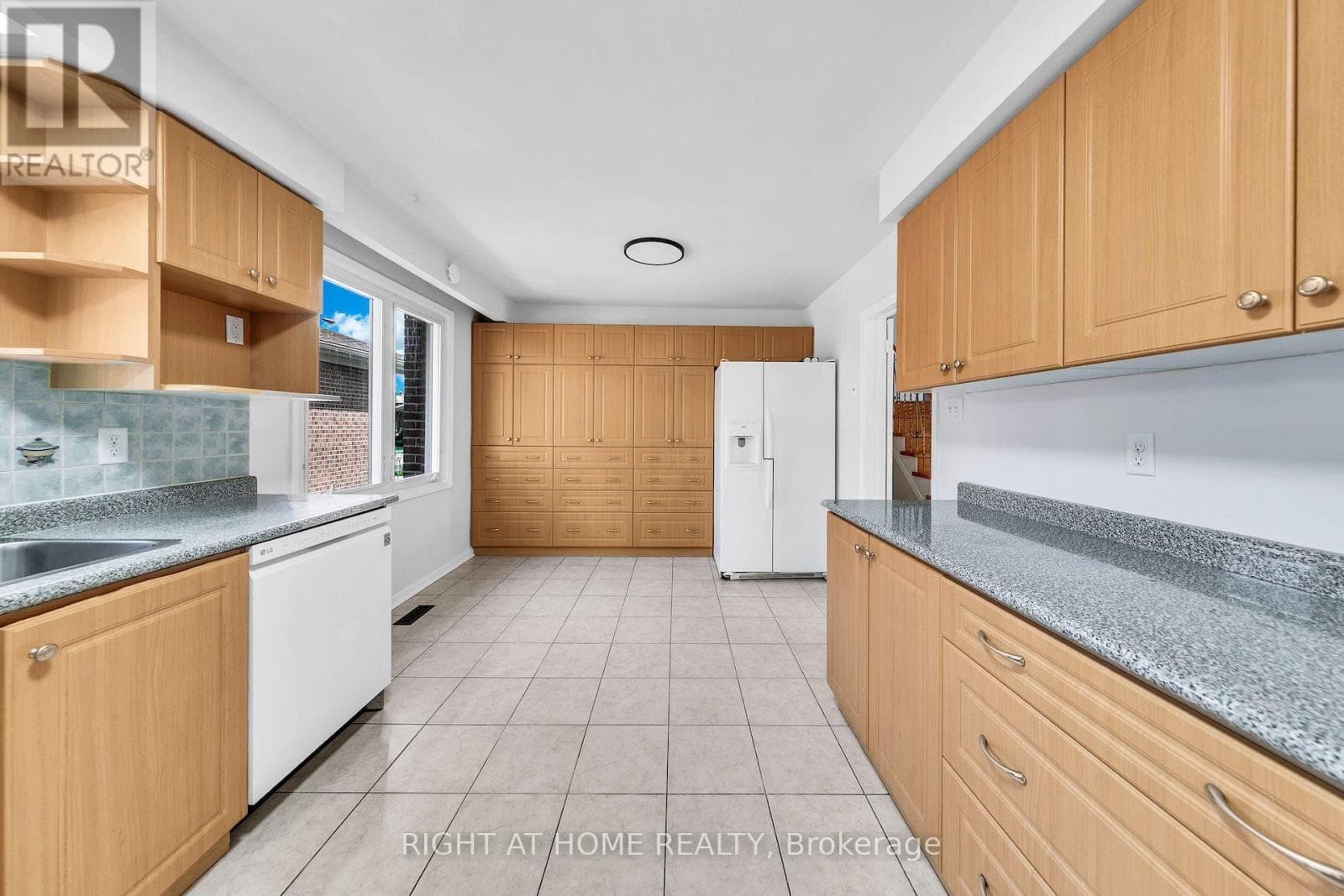 Single Family at 88 Peckham Avenue, Toronto (Newtonbrook West), Ontario - Photo 8 - RE/MAX Garden City Realty