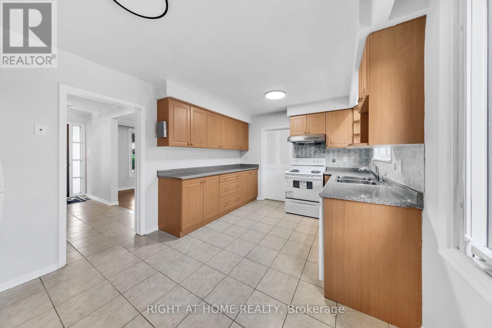 Single Family at 88 Peckham Avenue, Toronto (Newtonbrook West), Ontario - Photo 9 - RE/MAX Garden City Realty