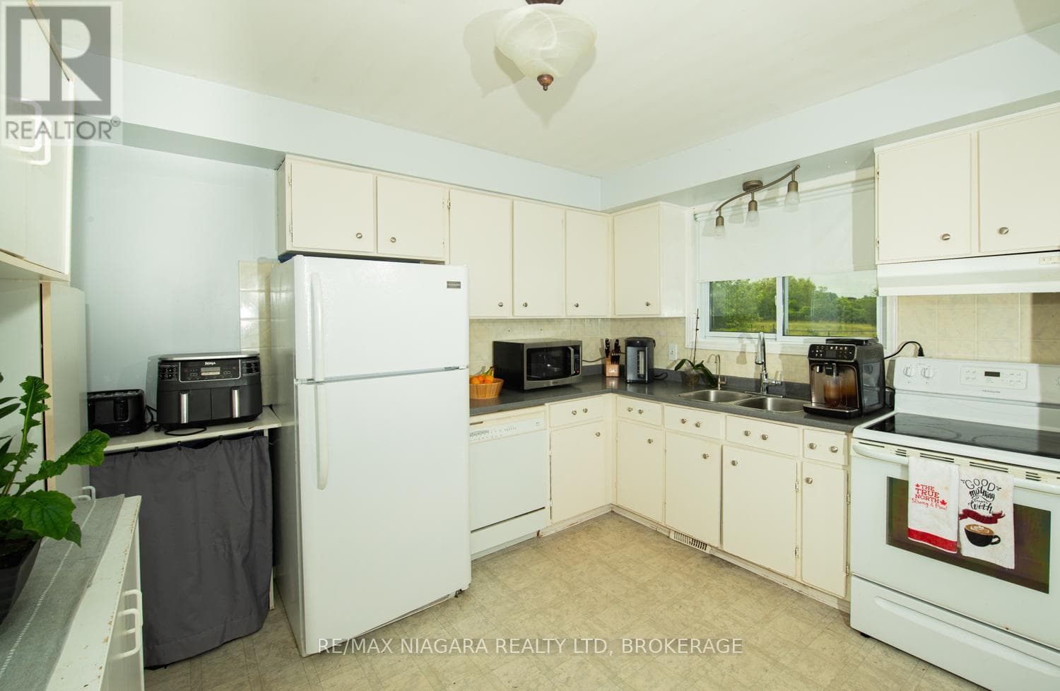 Single Family at 47 Elmvale Crescent, Port Colborne (Main Street), Ontario - Photo 5 - RE/MAX Garden City Realty