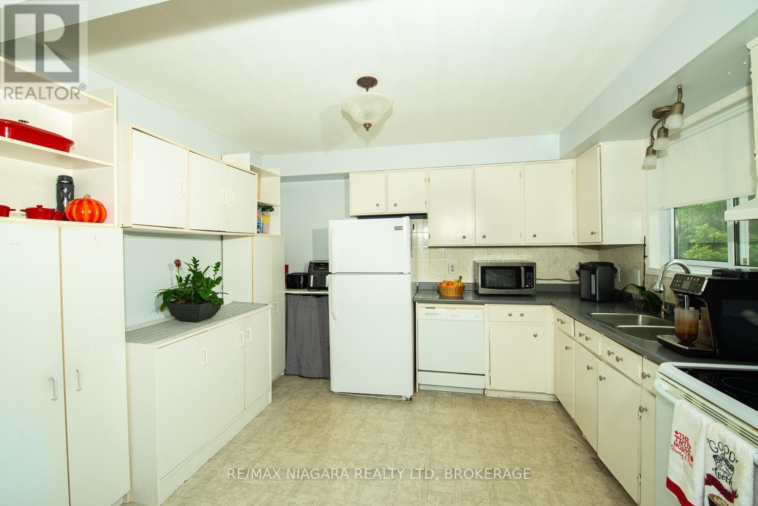 Single Family at 47 Elmvale Crescent, Port Colborne (Main Street), Ontario - Photo 6 - RE/MAX Garden City Realty