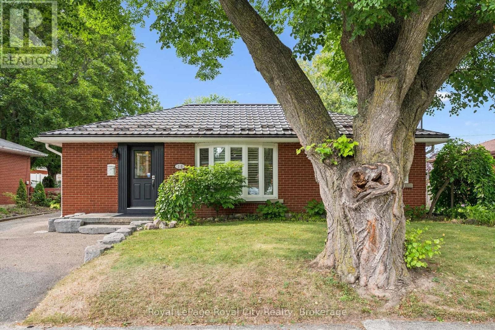 Single Family at 10 Sumac Place, Guelph (Riverside Park), Ontario - Photo 3 - RE/MAX Garden City Realty