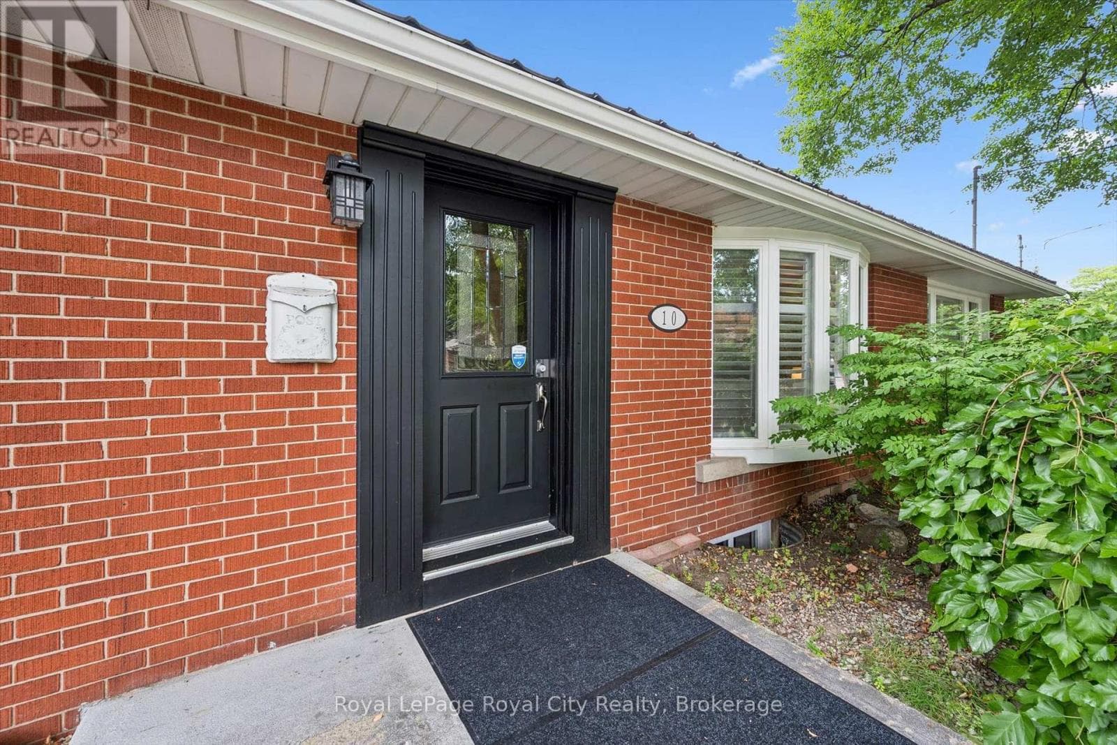 Single Family at 10 Sumac Place, Guelph (Riverside Park), Ontario - Photo 6 - RE/MAX Garden City Realty