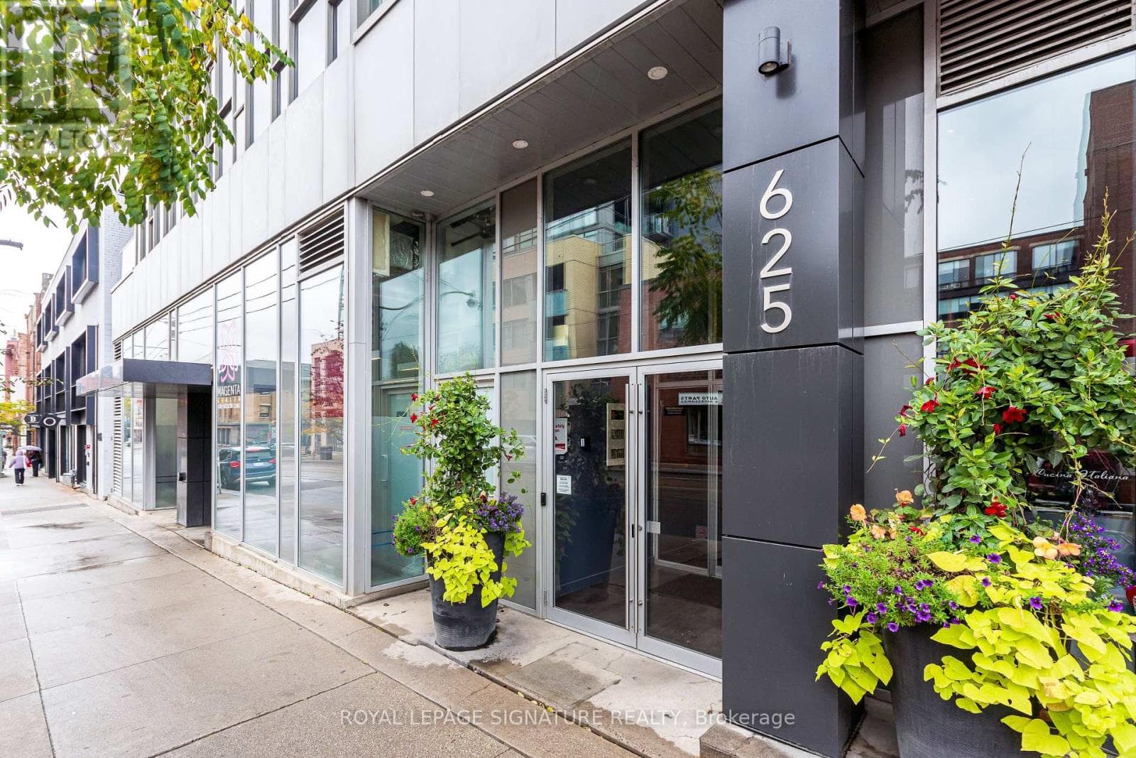 211- 625 Queen Street