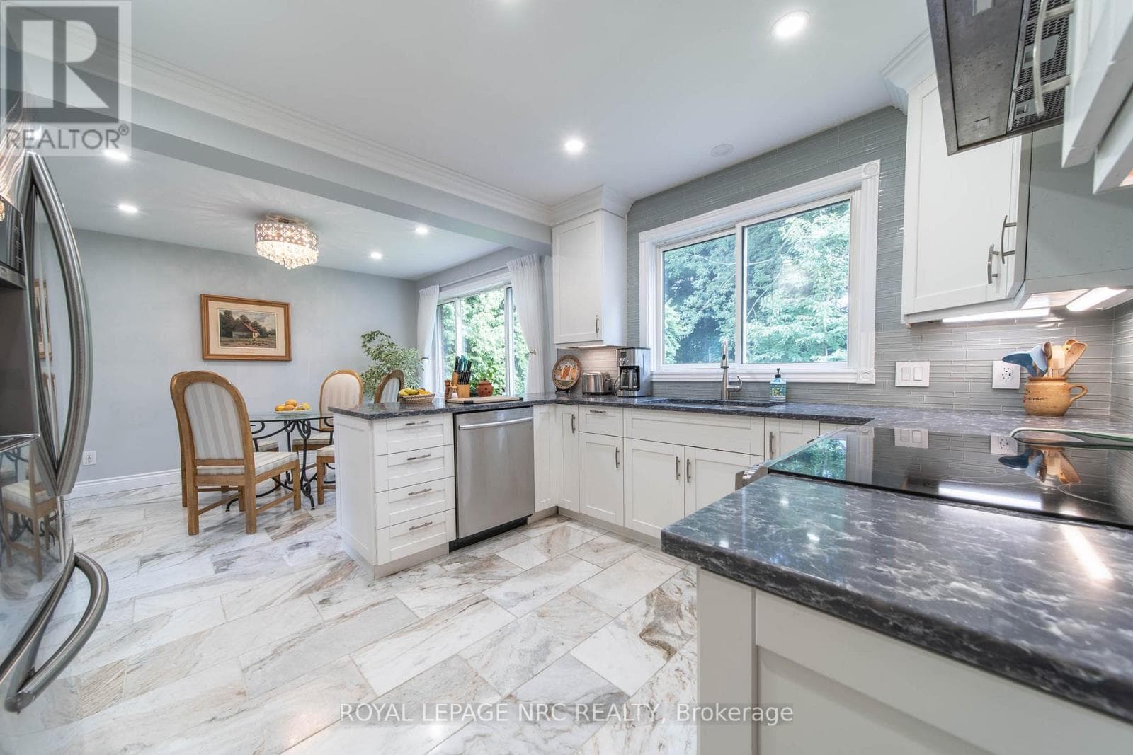 Single Family at 6954 Coach Drive, Niagara Falls (Dorchester), Ontario - Photo 5 - RE/MAX Garden City Realty