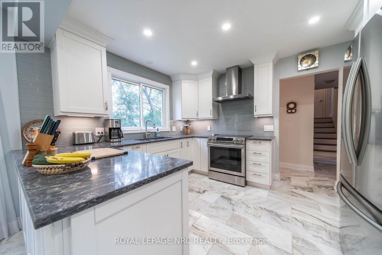 Single Family at 6954 Coach Drive, Niagara Falls (Dorchester), Ontario - Photo 6 - RE/MAX Garden City Realty