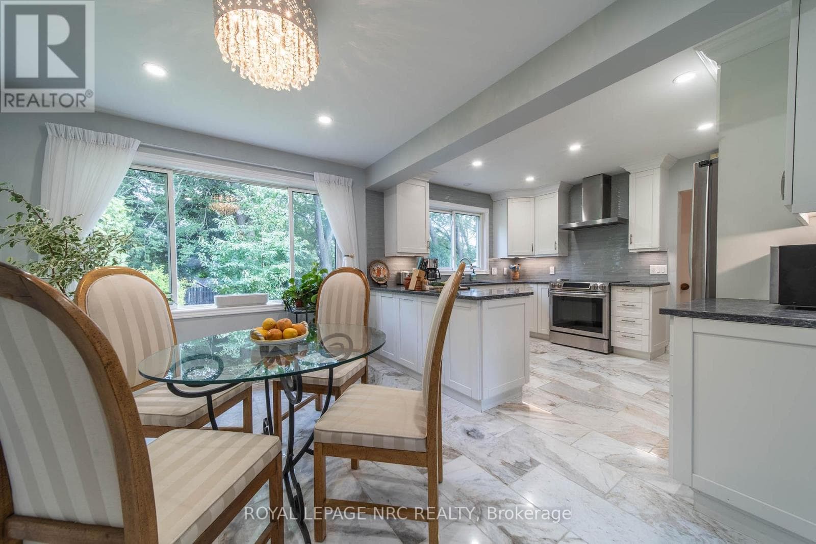 Single Family at 6954 Coach Drive, Niagara Falls (Dorchester), Ontario - Photo 7 - RE/MAX Garden City Realty