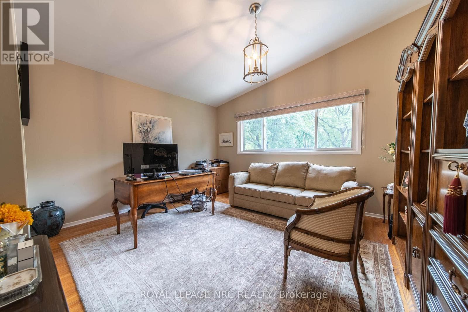 Single Family at 6954 Coach Drive, Niagara Falls (Dorchester), Ontario - Photo 8 - RE/MAX Garden City Realty