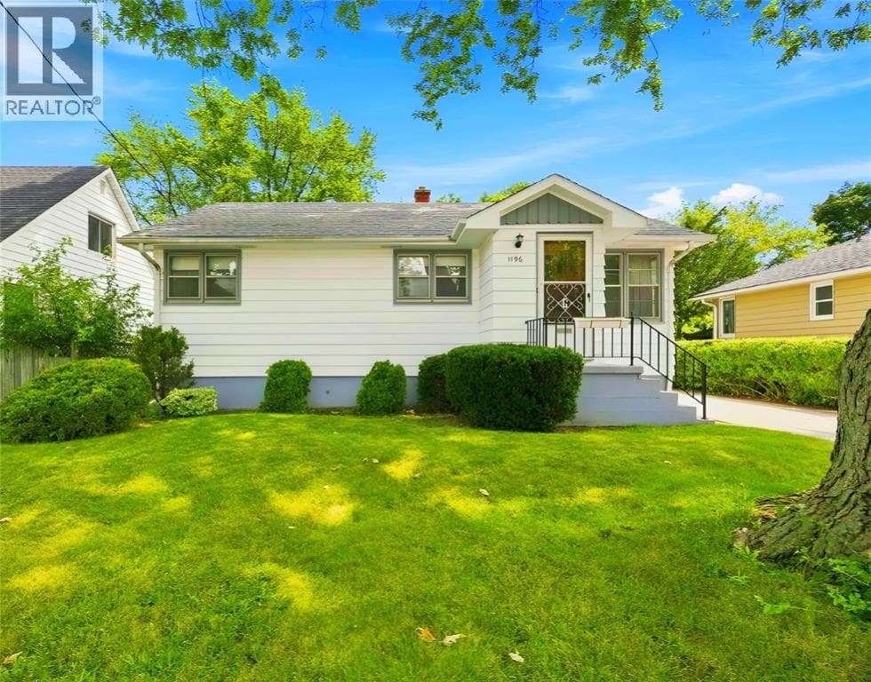 Single Family at 1196 Carr Street, Sarnia, Ontario - Photo 2 - RE/MAX Garden City Realty