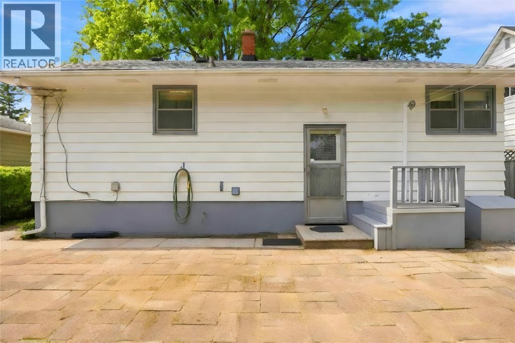 Single Family at 1196 Carr Street, Sarnia, Ontario - Photo 8 - RE/MAX Garden City Realty