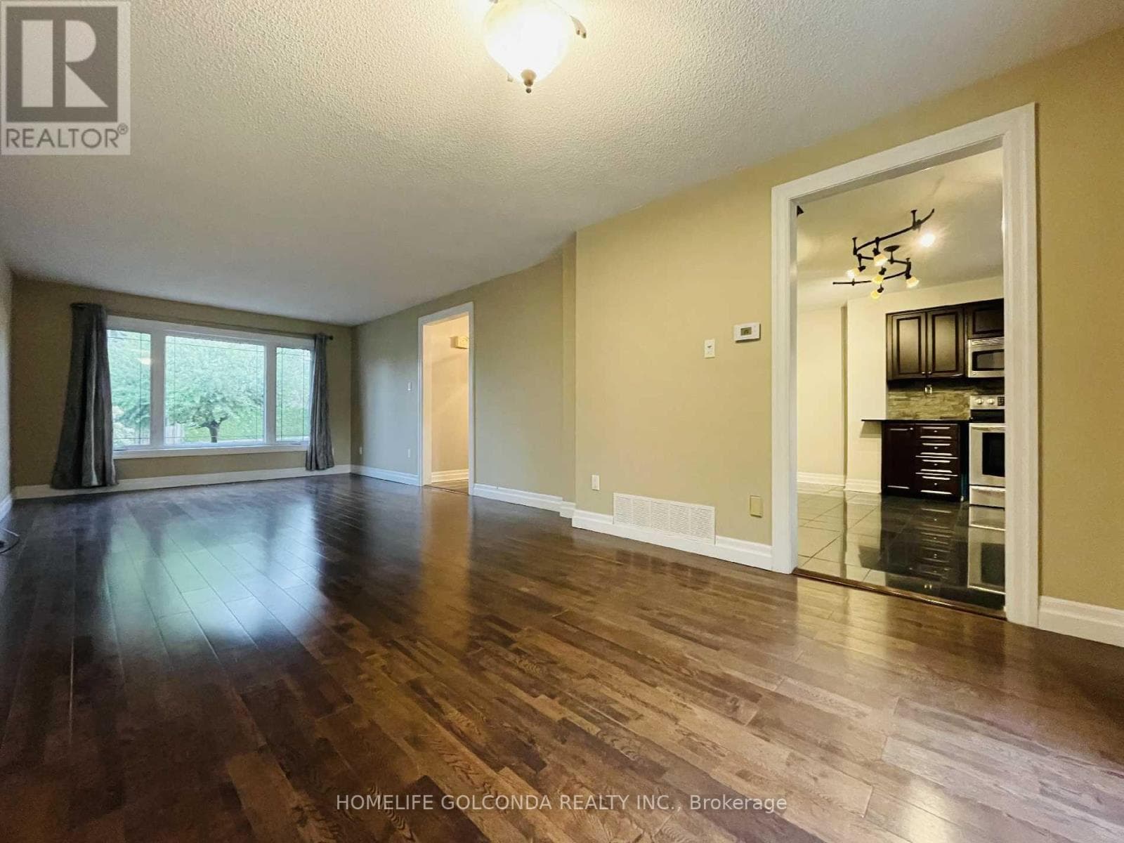 Single Family at 909 Ferndale Crescent, Newmarket (Gorham-College Manor), Ontario - Photo 3 - RE/MAX Garden City Realty