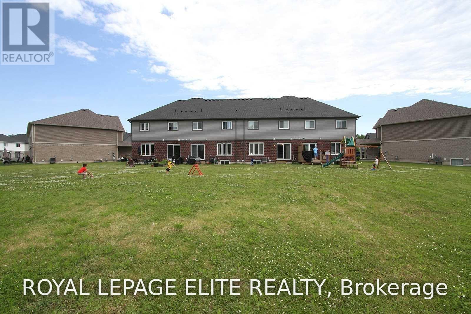 Single Family at 8025 Cole Court, Niagara Falls (Oldfield), Ontario - Photo 4 - RE/MAX Garden City Realty