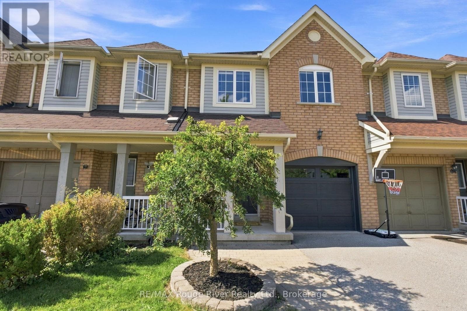 Single Family at 16 Plantation Court, Whitby (Williamsburg), Ontario - Photo 2 - RE/MAX Garden City Realty