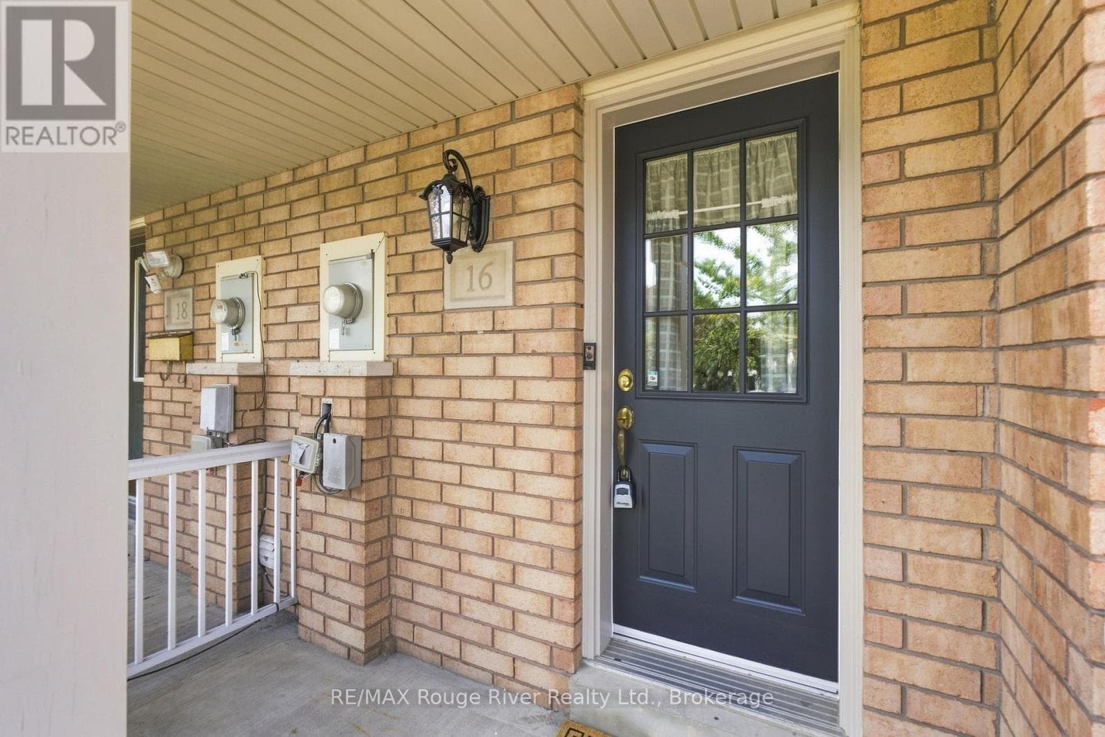 Single Family at 16 Plantation Court, Whitby (Williamsburg), Ontario - Photo 4 - RE/MAX Garden City Realty