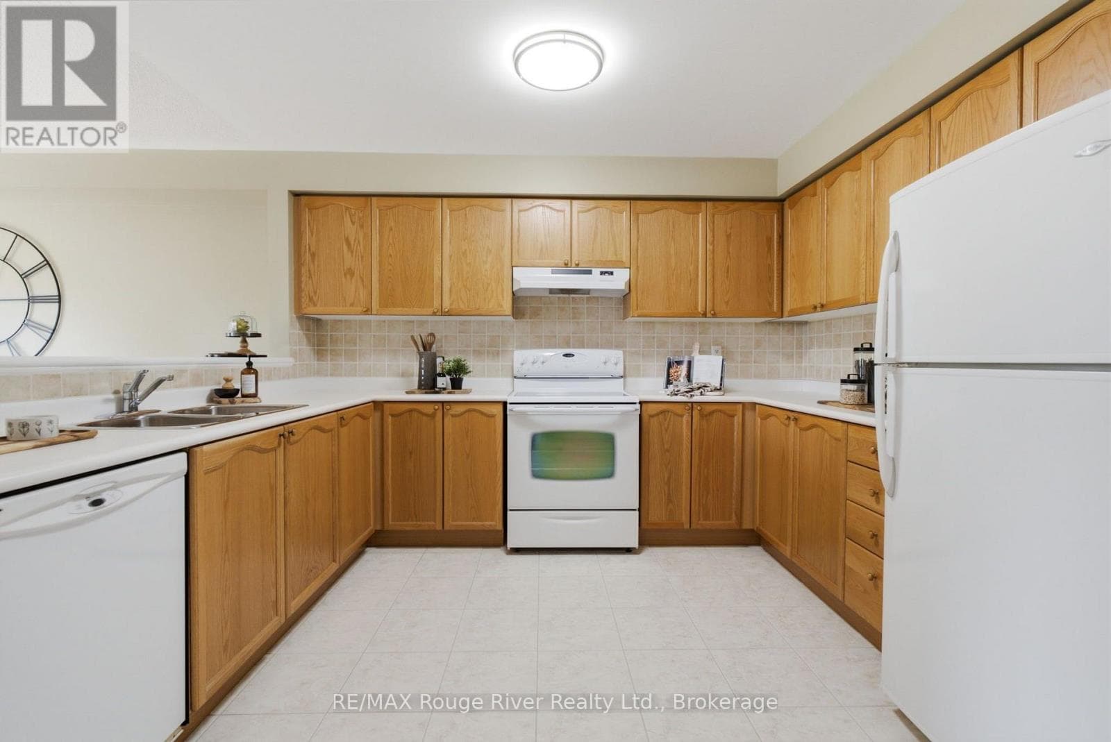 Single Family at 16 Plantation Court, Whitby (Williamsburg), Ontario - Photo 8 - RE/MAX Garden City Realty