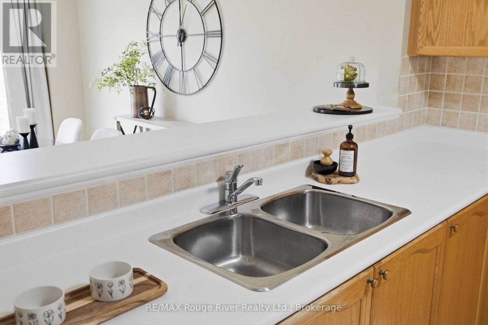Single Family at 16 Plantation Court, Whitby (Williamsburg), Ontario - Photo 9 - RE/MAX Garden City Realty