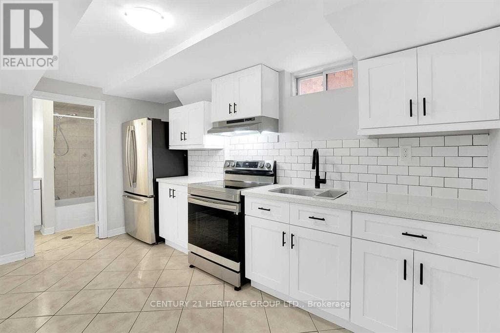 Single Family at 521 Heddle Crescent, Newmarket (Stonehaven-Wyndham), Ontario - Photo 3 - RE/MAX Garden City Realty