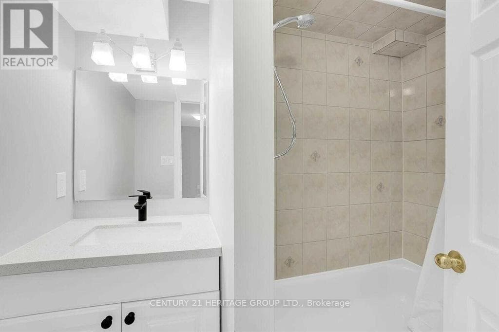Single Family at 521 Heddle Crescent, Newmarket (Stonehaven-Wyndham), Ontario - Photo 6 - RE/MAX Garden City Realty