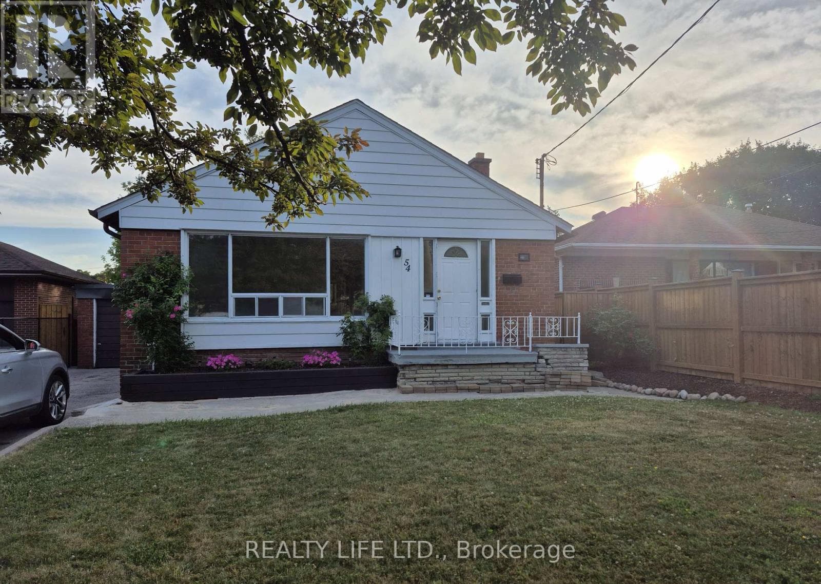 54 Garside Crescent