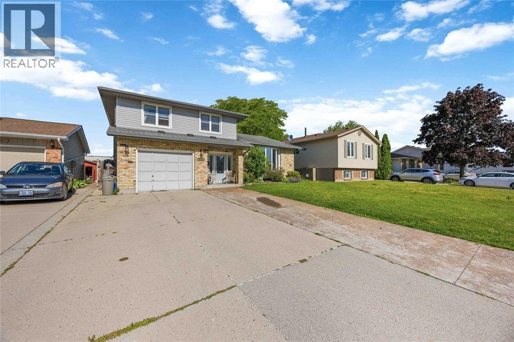 Single Family at 309 Edgewood Street, Sarnia, Ontario - Photo 2 - RE/MAX Garden City Realty