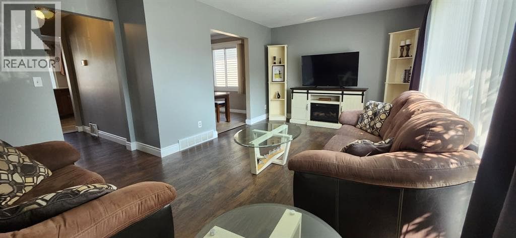 Single Family at 309 Edgewood Street, Sarnia, Ontario - Photo 7 - RE/MAX Garden City Realty