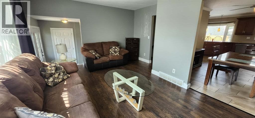 Single Family at 309 Edgewood Street, Sarnia, Ontario - Photo 5 - RE/MAX Garden City Realty