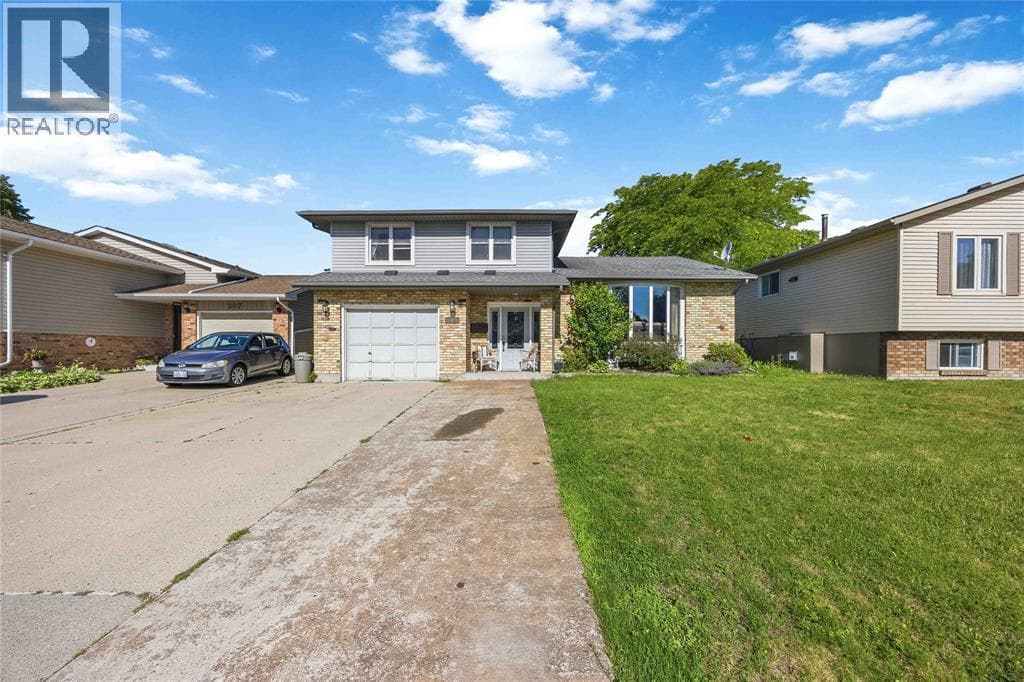 Single Family at 309 Edgewood Street, Sarnia, Ontario - Photo 3 - RE/MAX Garden City Realty