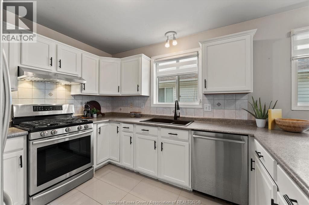 Single Family at 1095 LAKEVIEW, Windsor, Ontario - Photo 9 - RE/MAX Garden City Realty